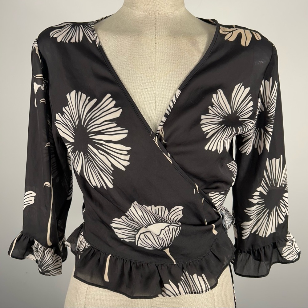 Comune Wrap Arpund Floral Black White Cropped Medium Top